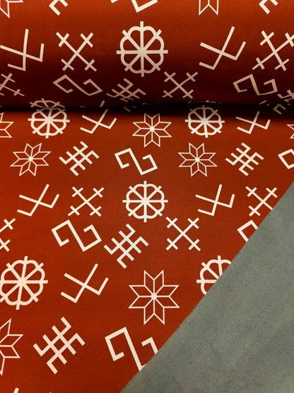 Tissu softshell avec symboles de force lettons sur fond brun-rouge 310 g/m²