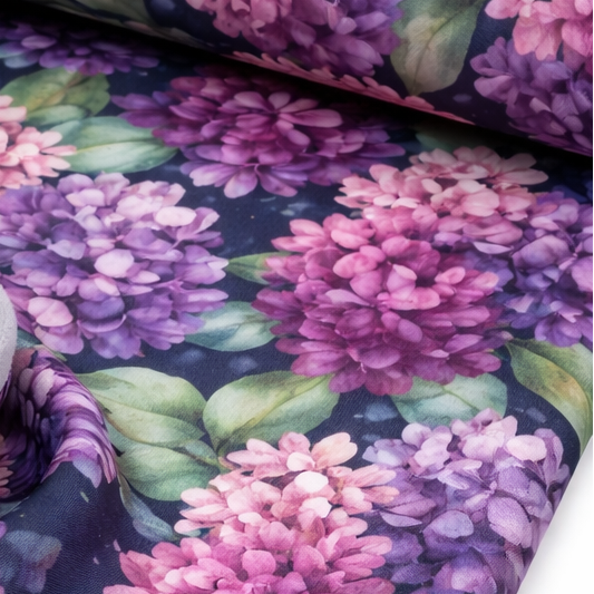 Image de tissu softshell - hortensias 300 g/m² – disponible chez Šarlotes audumi
