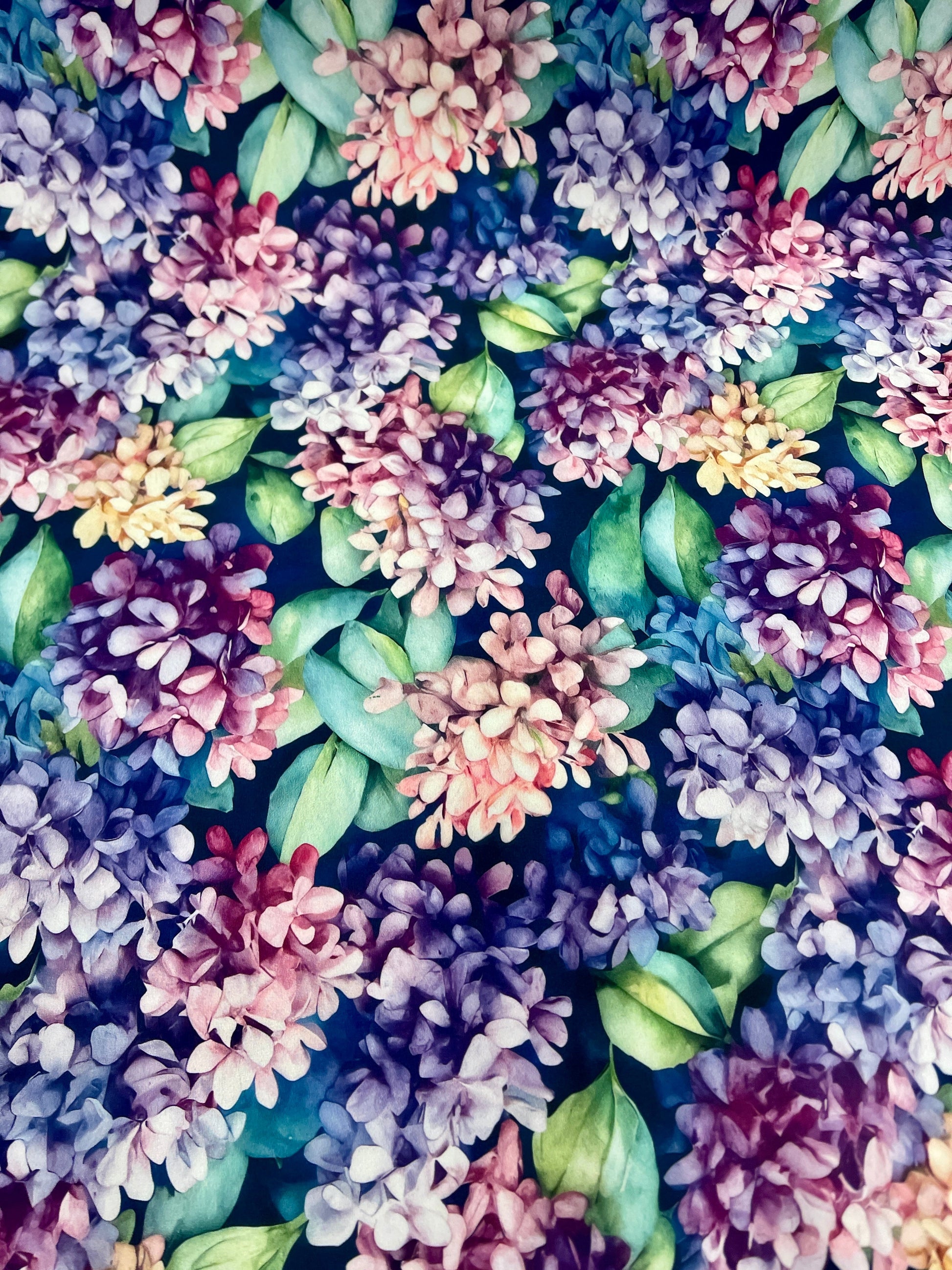 Image avec tissu Softshell - hortensias 300 g/m² – disponible chez Šarlotes audumi