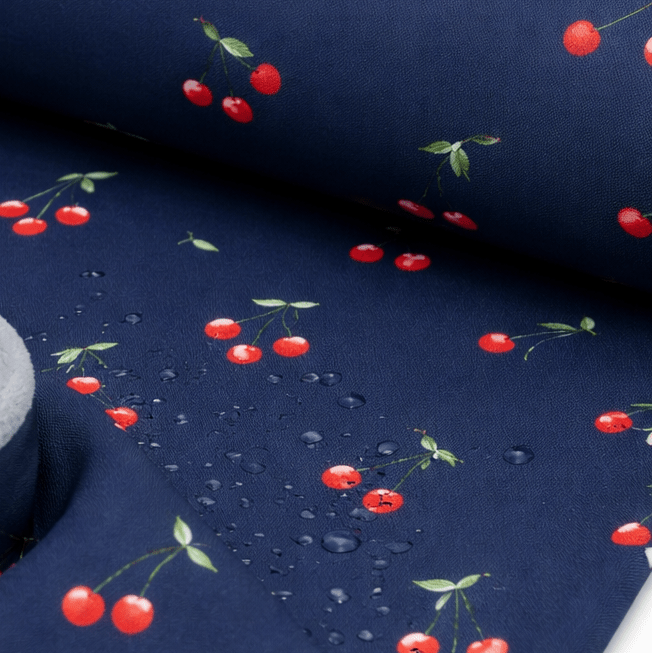 Image avec tissu softshell - cerises sur bleu foncé 300 g/m² – disponible chez Šarlotes audumi