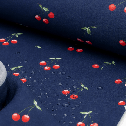 Image avec tissu softshell - cerises sur bleu foncé 300 g/m² – disponible chez Šarlotes audumi