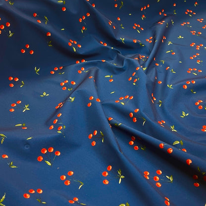 Image avec tissu softshell - cerises sur fond bleu foncé 300 g/m² – disponible chez Šarlotes audumi