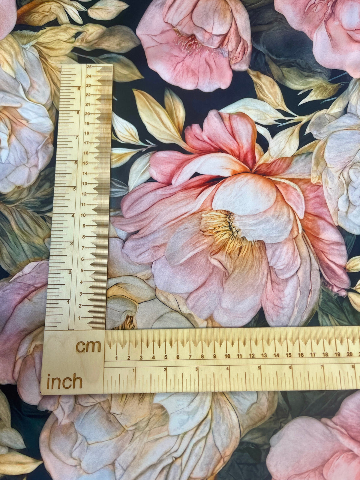 Attēls ar Softshell audums-lielās rozā peonijas – pieejams internetā Šarlotes audumi