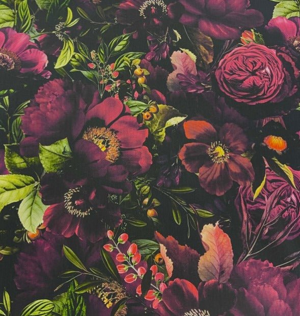 Bild mit Softshell-Stoff – rosa Blumen auf dunklem Hintergrund, online bei Šarlotes audumi erhältlich