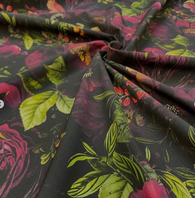 Bild mit Softshell-Stoff – rosa Blumen auf dunklem Hintergrund, online bei Šarlotes audumi erhältlich