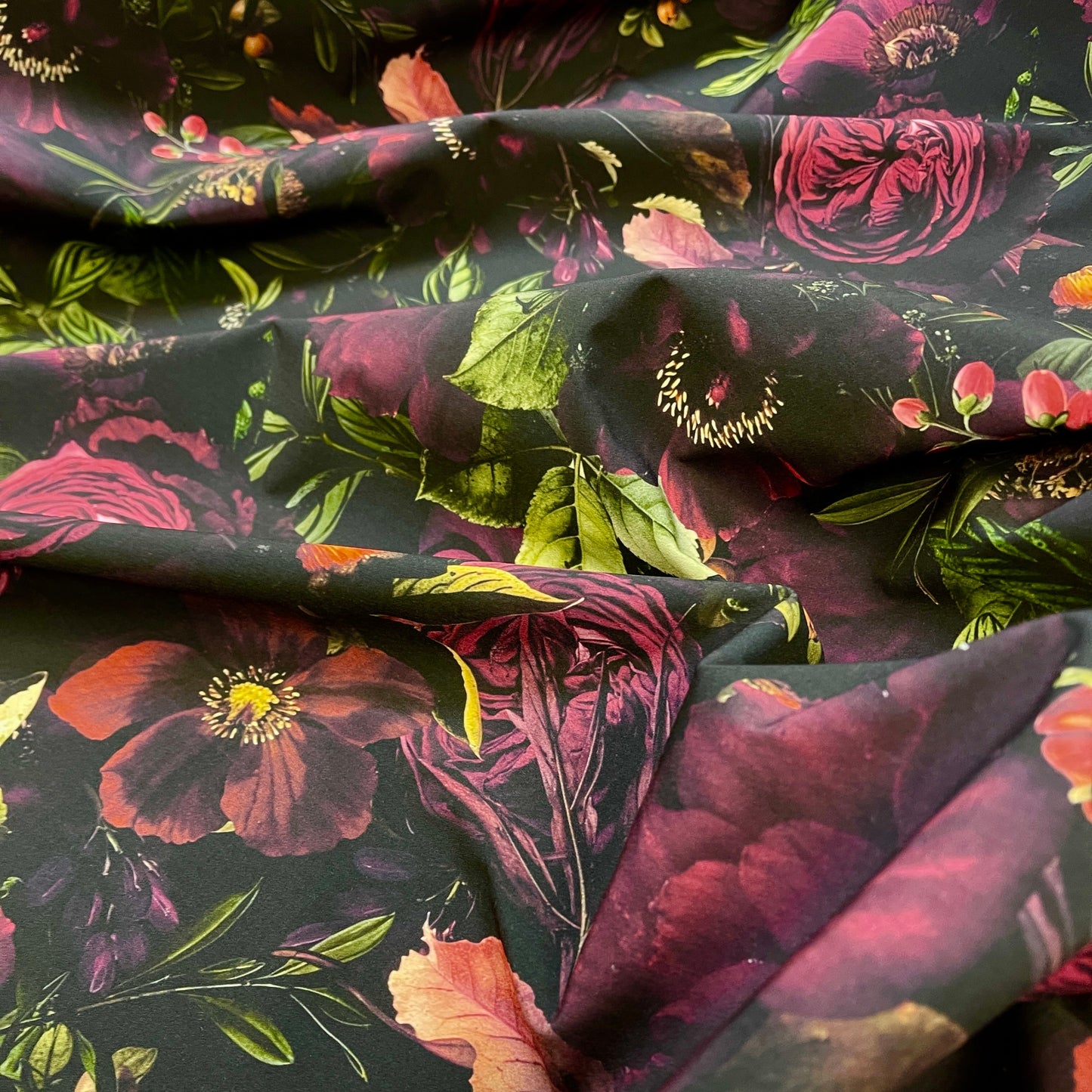 Attēls ar Softshell audums - tumšo ziedu motīvs 300 g/m² – pieejams Šarlotes audumi