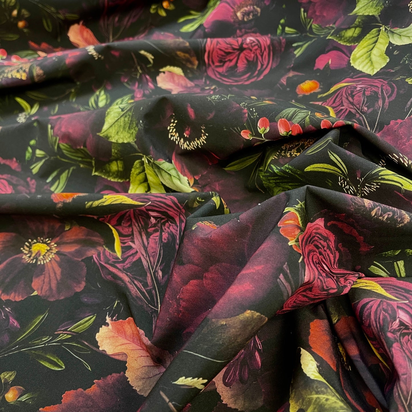 Attēls ar Softshell audums - tumšo ziedu motīvs 300 g/m² – pieejams Šarlotes audumi