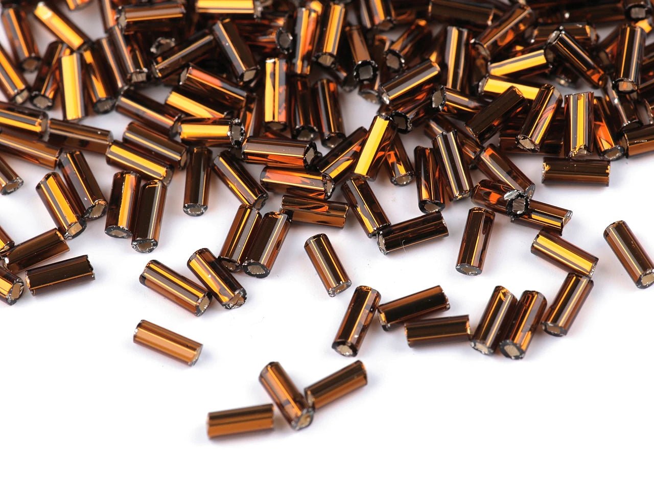 Attēls ar Stikla stienīšu pērlītes (Bugle Beads) | 4,5 mm | Preciosa| dažādas krāsas – pieejams Šarlotes audumi