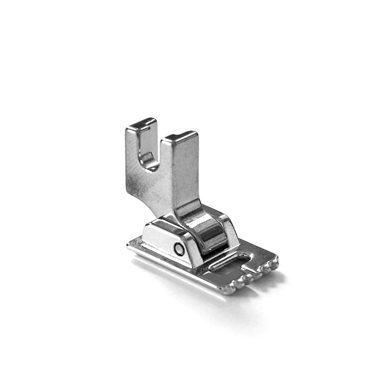 Image avec pied-de-biche pour machine à coudre à trois rainures, pour coudre des rubans décoratifs et des cordons – disponible chez Charlotte tissus