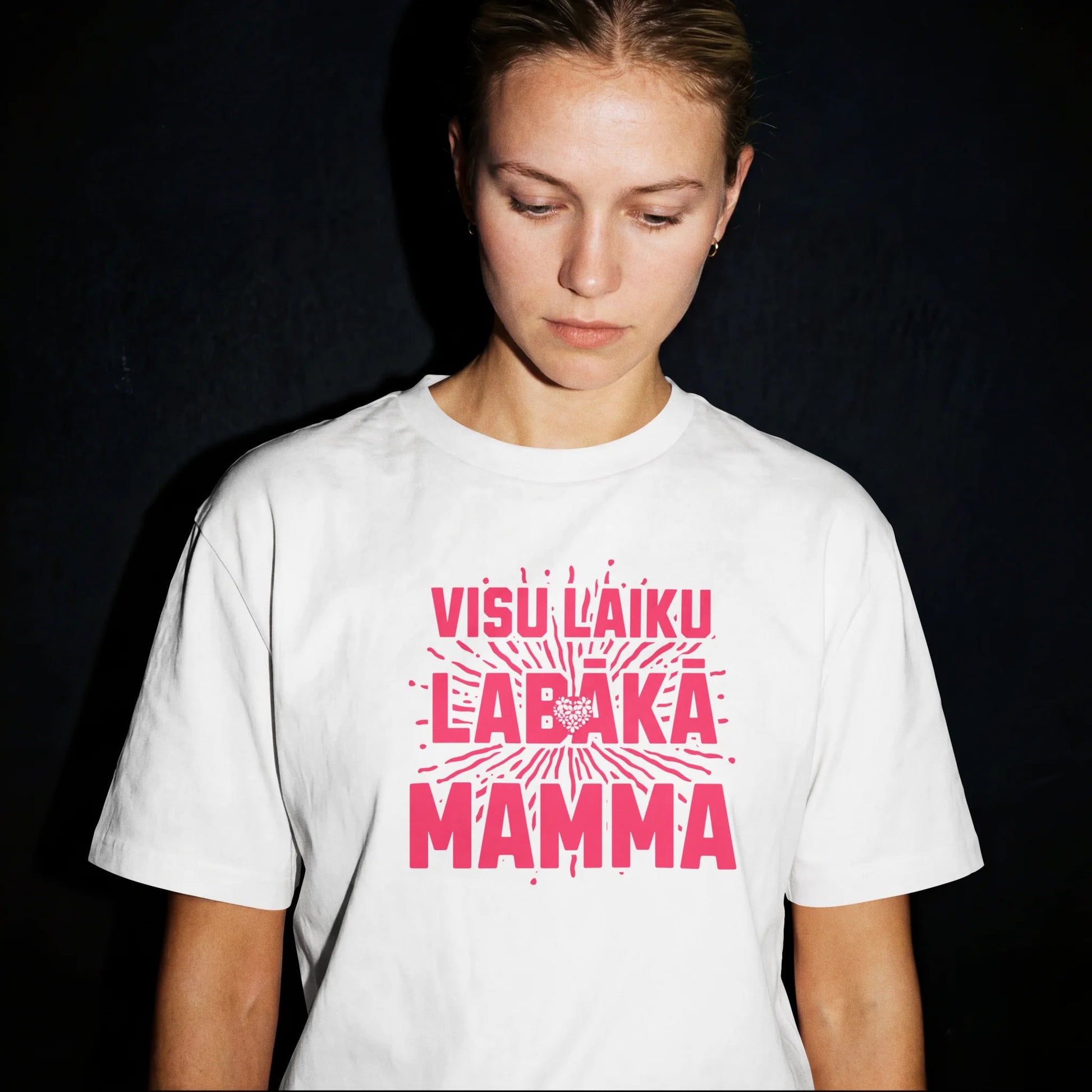 Bild mit T-Shirt „Die beste Mama aller Zeiten“ – erhältlich bei Šarlotes audumi