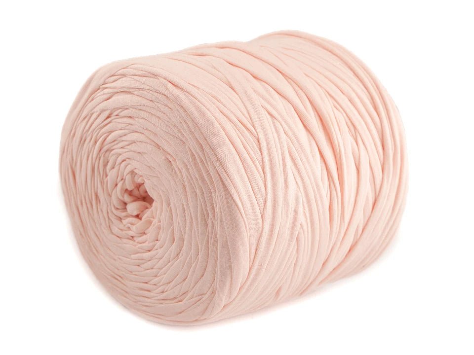 Attēls ar T - kreklu | Spageti dzijas - 700g / 120m – pieejams Šarlotes audumi