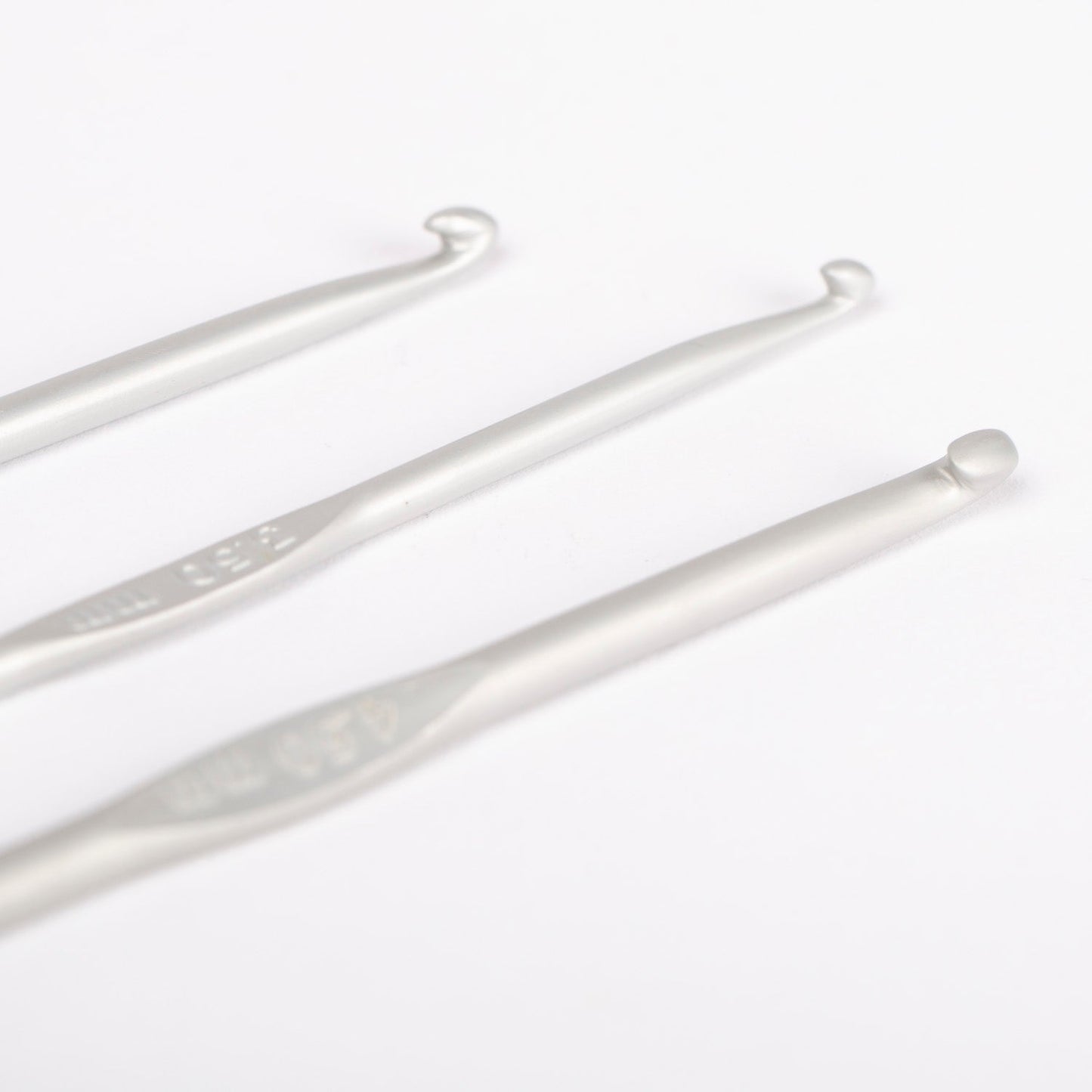 Image de crochet en aluminium DROPS | tailles 2 – 5 mm – disponible chez Šarlotes audumi