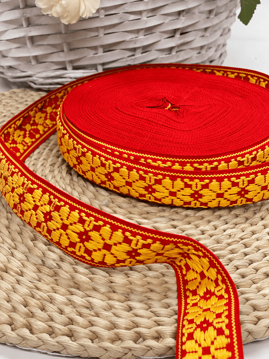 Image de ruban folklorique, ceinture 36 mm rouge avec LV jaune – disponible en ligne chez Šarlotes audumi