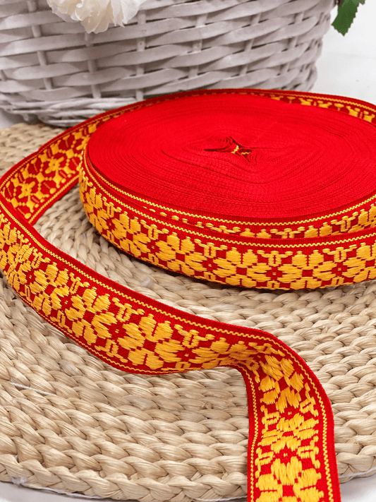 Image avec ruban folklorique, ceinture 36 mm rouge avec LV jaune – disponible en ligne chez Šarlotes audumi
