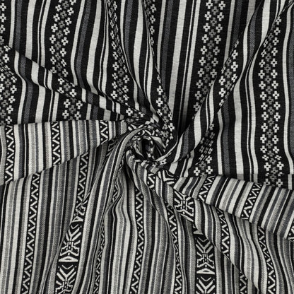 Image avec tissu à motif traditionnel – motif abstrait noir et blanc 315 g/m² – disponible chez Šarlotes audumi
