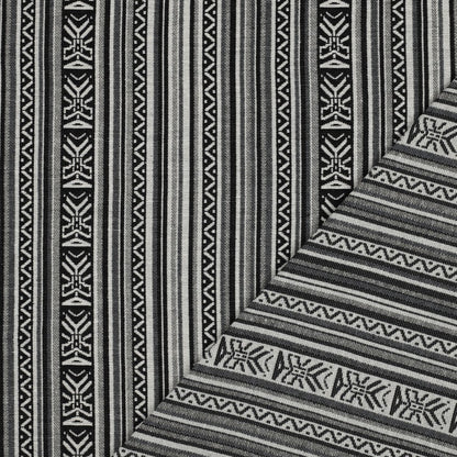 Image avec tissu à motif traditionnel - motif abstrait noir et blanc 315 g/m² – disponible chez Šarlotes audumi