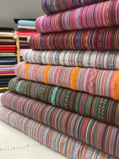 Tissu à motif traditionnel, tons rouges et bleus 200 g/m²