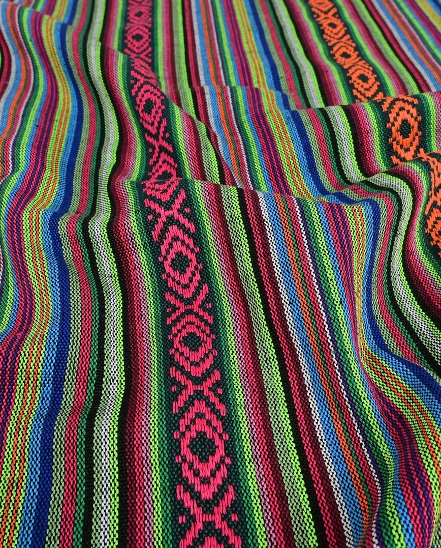 Attēls ar Tautiska raksta audums - zaļš, fuksija un oranžs 200 g/m² – pieejams Šarlotes audumi