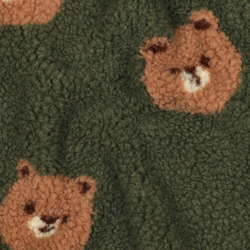 Bild mit Teddy-Fleece-Bären auf Dunkelgrün – online erhältlich bei Šarlotes audumi