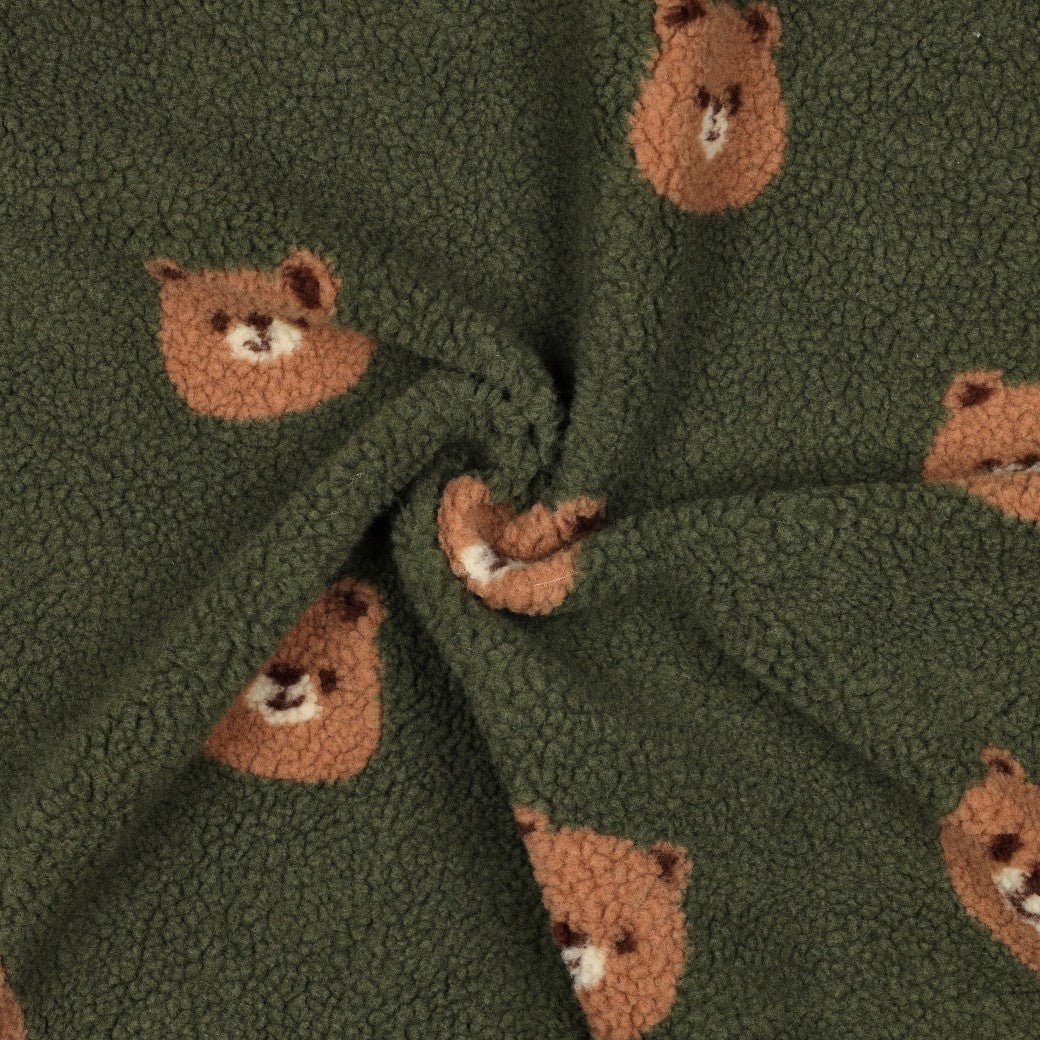 Bild mit Teddy-Fleece-Bären auf Dunkelgrün – online erhältlich bei Šarlotes audumi