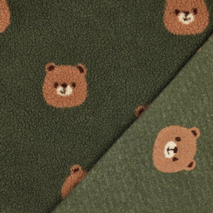 Bild mit Teddy-Fleece-Bären auf Dunkelgrün – online erhältlich bei Šarlotes audumi