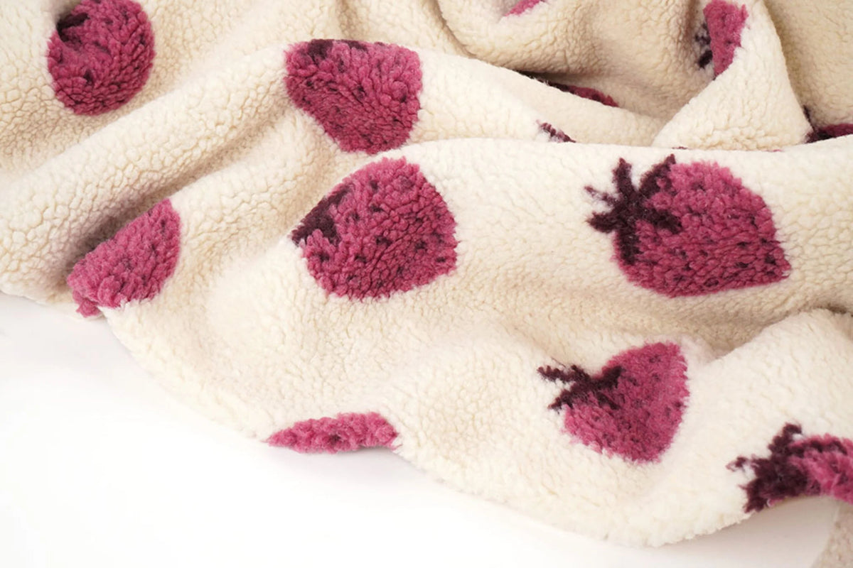 Bild mit Teddy-Fleece-Erdbeeren – online erhältlich bei Šarlotes audumi