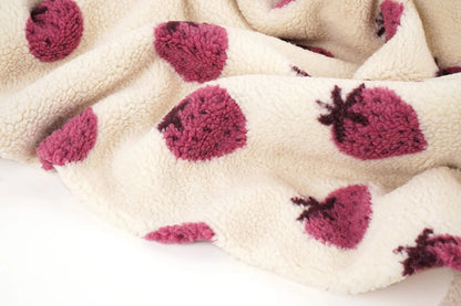 Bild mit Teddy-Fleece-Erdbeeren – online erhältlich bei Šarlotes audumi
