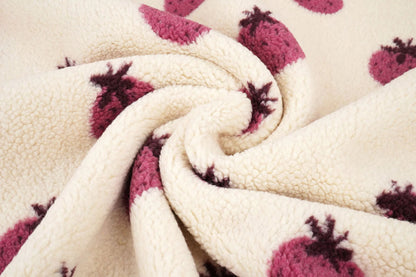 Bild mit Teddy-Fleece-Erdbeeren – online erhältlich bei Šarlotes audumi