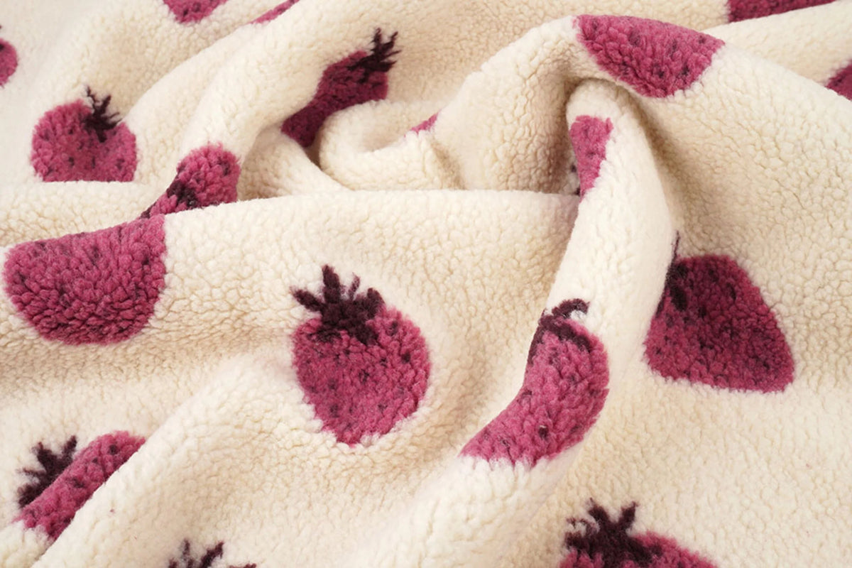 Bild mit Teddy-Fleece-Erdbeeren – online erhältlich bei Šarlotes audumi