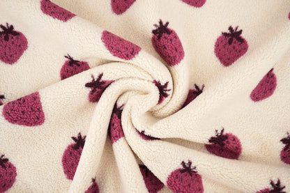 Bild mit Teddy-Fleece-Erdbeeren – online erhältlich bei Šarlotes audumi
