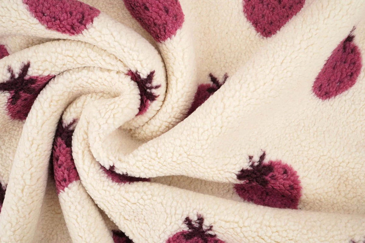 Bild mit Teddy-Fleece-Erdbeeren – online erhältlich bei Šarlotes audumi