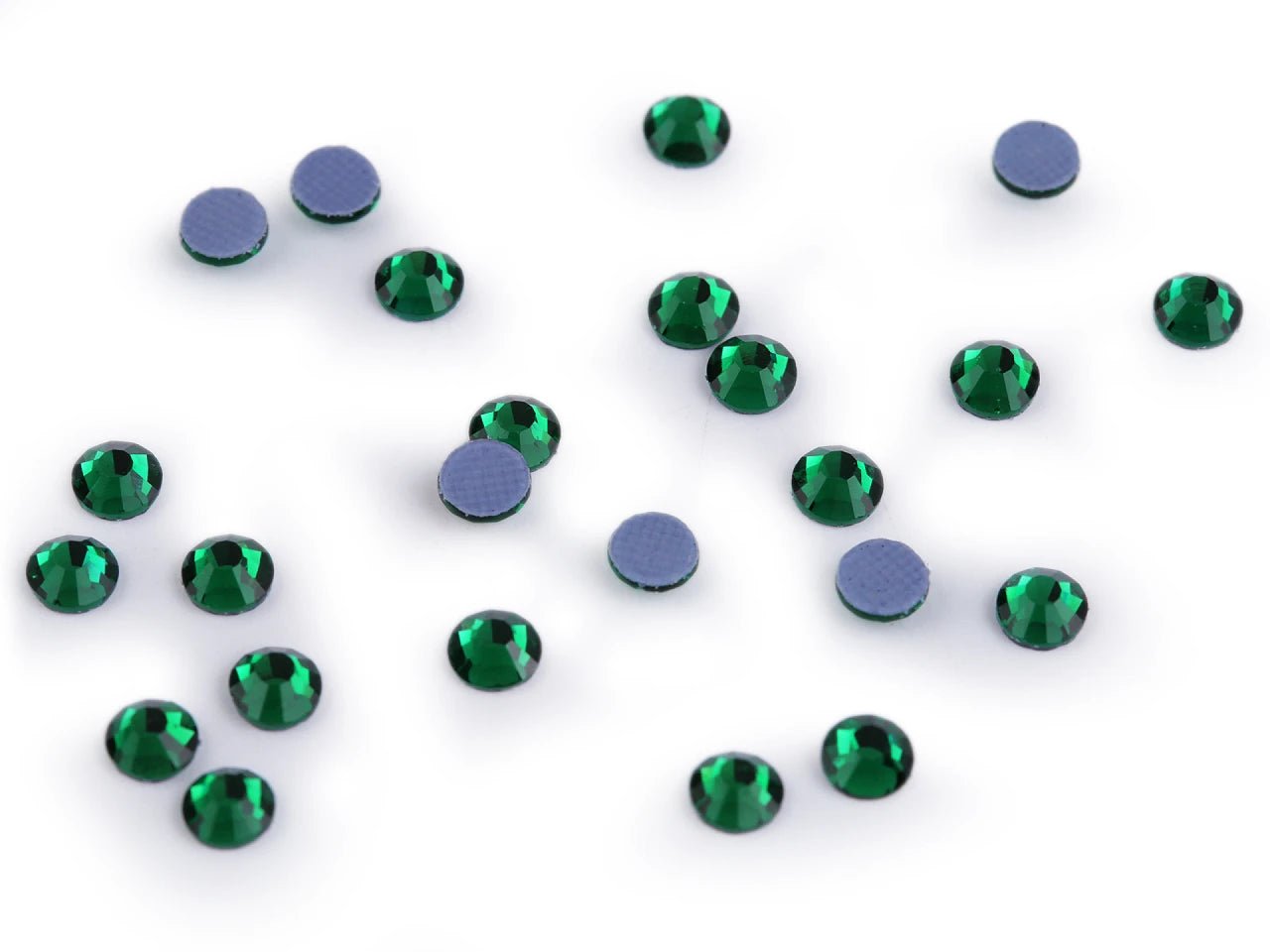 Image avec cristaux thermocollants (hotfix) 4 mm, 2 g – disponible chez Šarlotes audumi