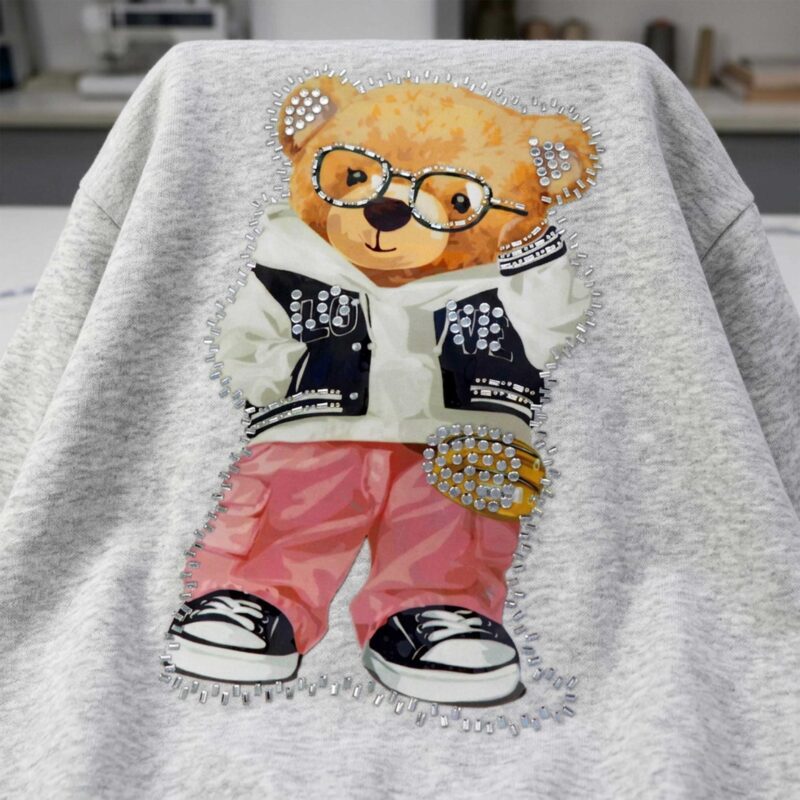 Bild mit Thermoapplikation „Teddybär mit Brille“ – 29 × 17 cm – online erhältlich bei Šarlotes audumi