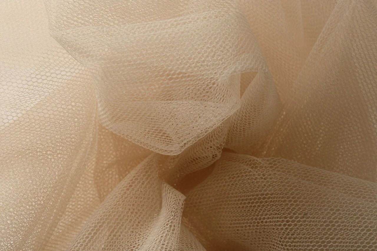 Attēls ar Tills stingrs – grauzdētas mandeles tonis | 100% neilons |20 g/m² 150 cm – pieejams Šarlotes audumi