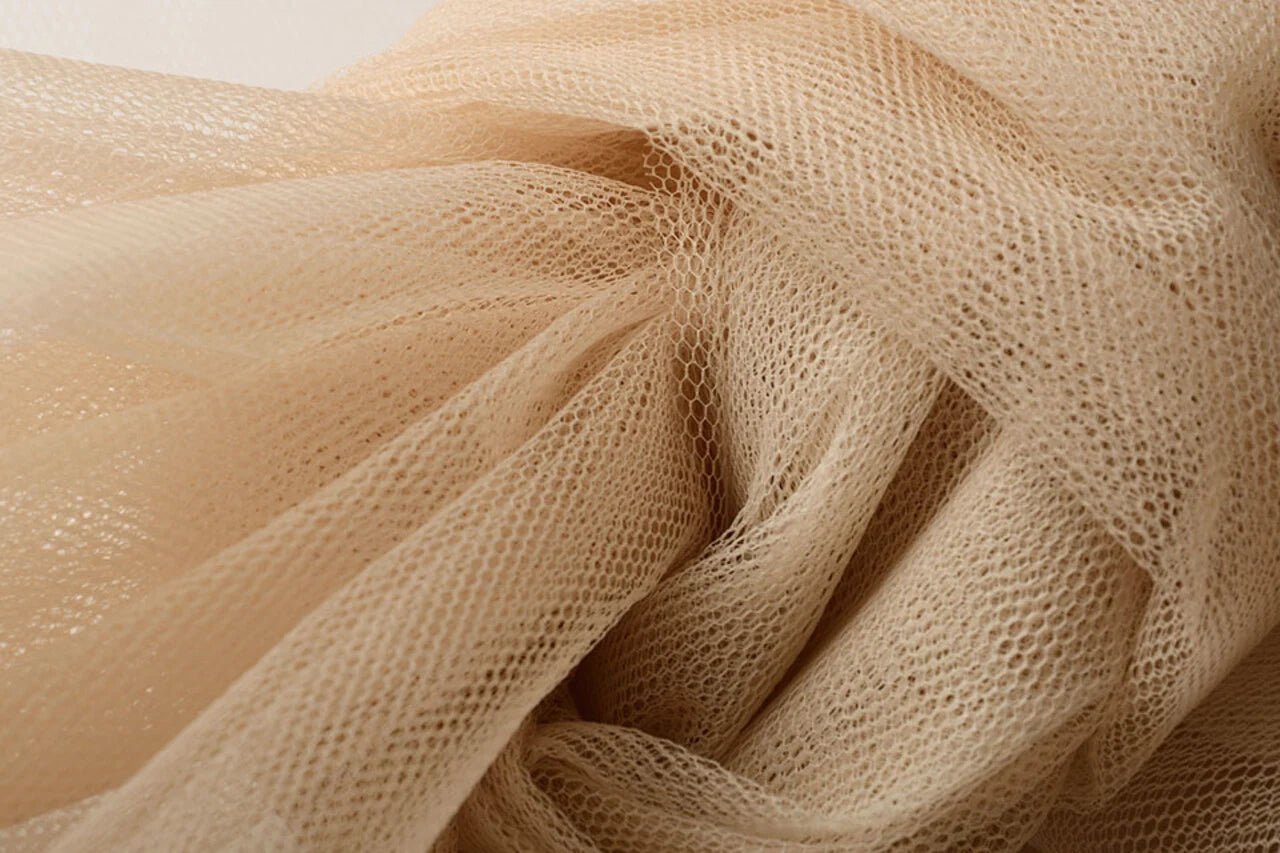 Attēls ar Tills stingrs – grauzdētas mandeles tonis | 100% neilons |20 g/m² 150 cm – pieejams Šarlotes audumi