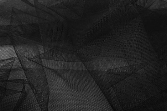 Image avec tulle rigide noir – disponible en ligne chez Šarlotes audumi