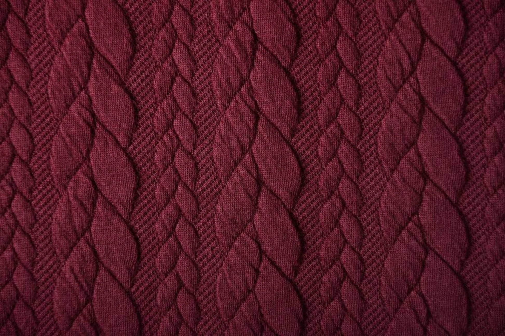 Attēls ar Trikotāžas audums ar adījuma rakstu - bordo pīnes 340 g/m² – pieejams Šarlotes audumi