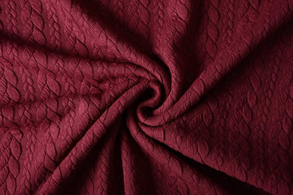 Image de tissu tricoté à motif de maille - torsades bordeaux 340 g/m² – disponible chez Šarlotes audumi
