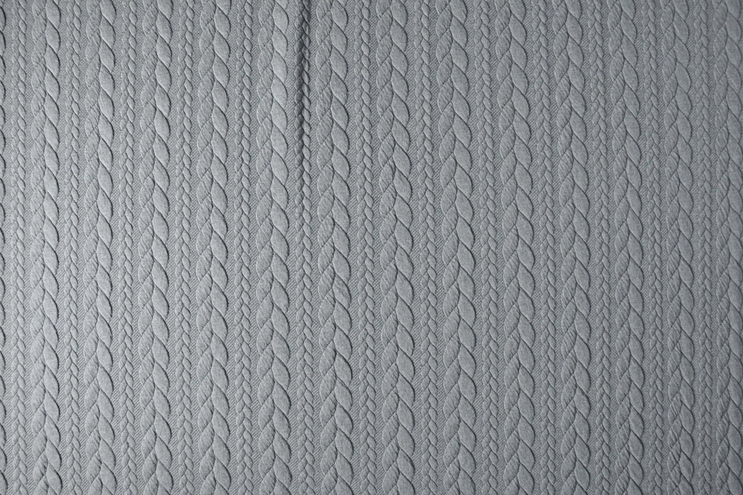 Attēls ar Trikotāžas audums ar adījuma rakstu - pelēkas pīnes 340 g/m² – pieejams Šarlotes audumi