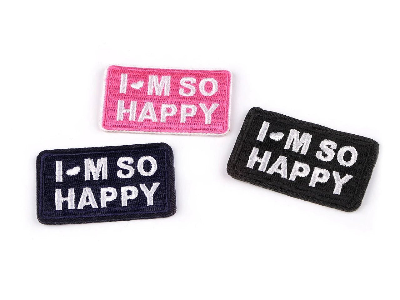 Bild mit aufbügelbarer Applikation „I’M SO HAPPY“ – 3 × 5 cm – online bei Šarlotes audumi erhältlich