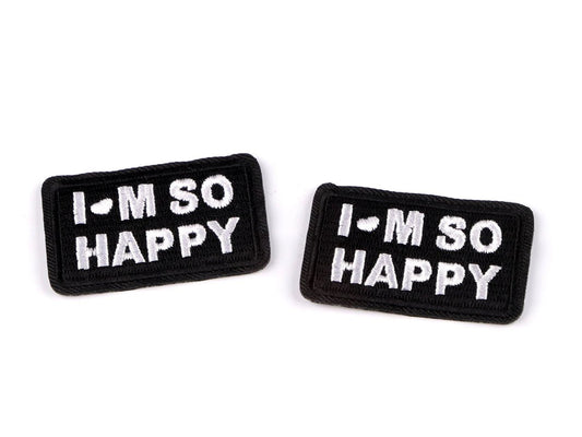 Bild mit aufbügelbarer Applikation „I’M SO HAPPY“ – 3 × 5 cm – online erhältlich bei Šarlotes audumi