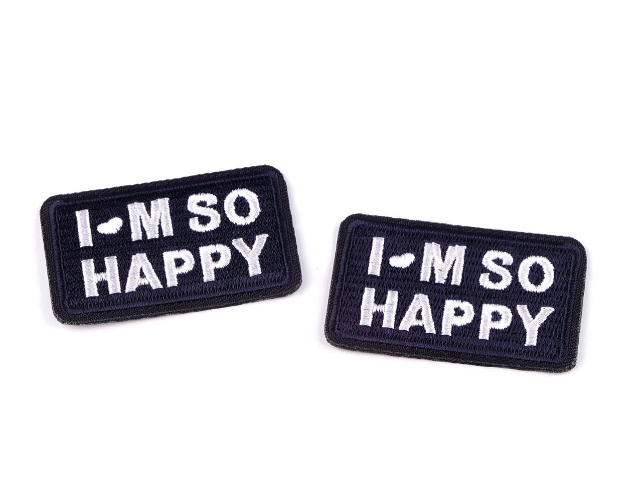 Bild mit Aufbügel-Applikation „I’M SO HAPPY“ – 3 × 5 cm – online erhältlich bei Šarlotes audumi