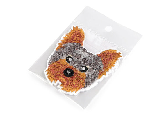 Image d’une application thermocollante Yorkshire terrier 7,5 x 8 cm – écusson en tissu brodé – disponible en ligne chez Šarlotes audumi