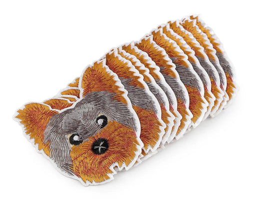 Image d’une application thermocollante Yorkshire terrier 7,5 x 8 cm – écusson en tissu brodé – disponible en ligne chez Šarlotes audumi