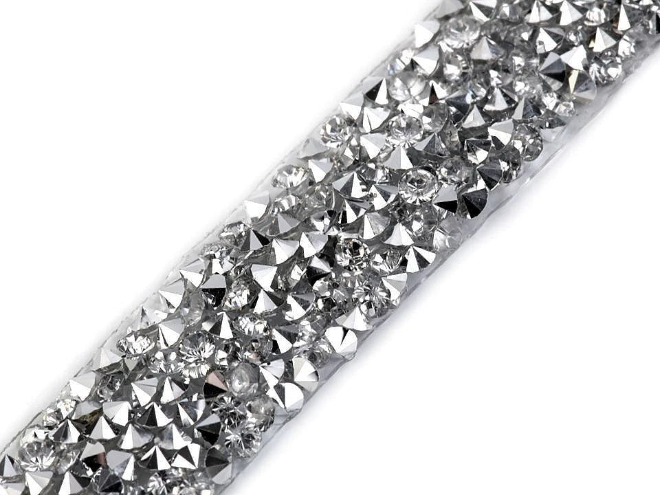 Bild mit aufbügelbarem Band mit Kristallen, 15 mm – Dekoband für Kleidung – online erhältlich bei Šarlotes audumi