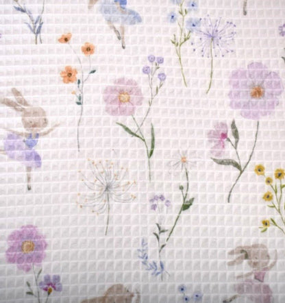 Image de tissu nid d'abeille - fleurs des prés et petit lapin 230 g/m² – disponible chez Šarlotes audumi