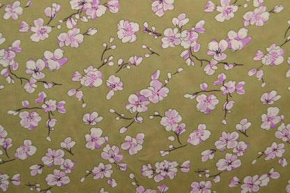100% Viskosestoff – Kirschblüten auf pistaziengrünem Hintergrund 100 g/m²