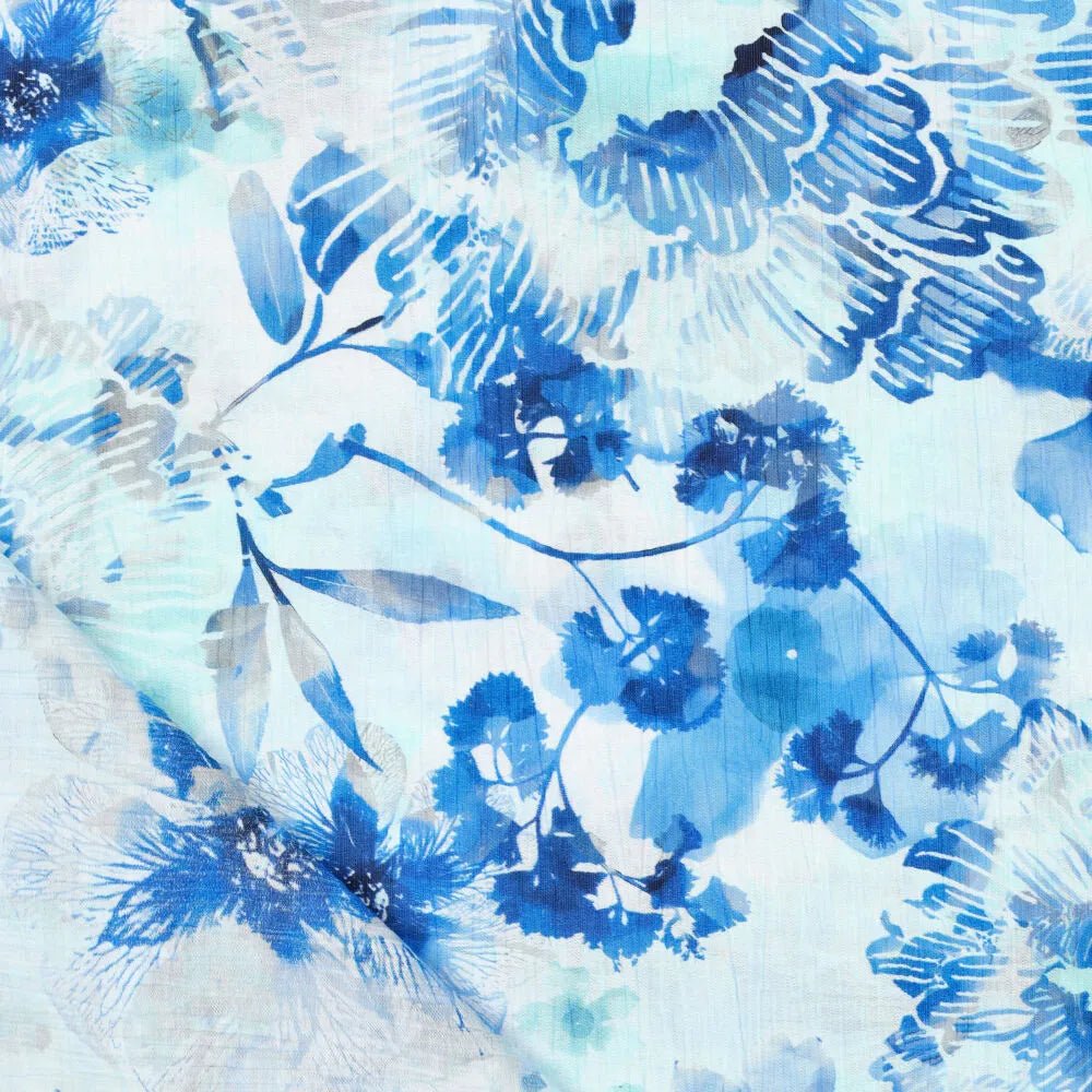Attēls ar Viskozes audums ar burzījuma efektu - zilas puķes 145 g/m² – pieejams Šarlotes audumi