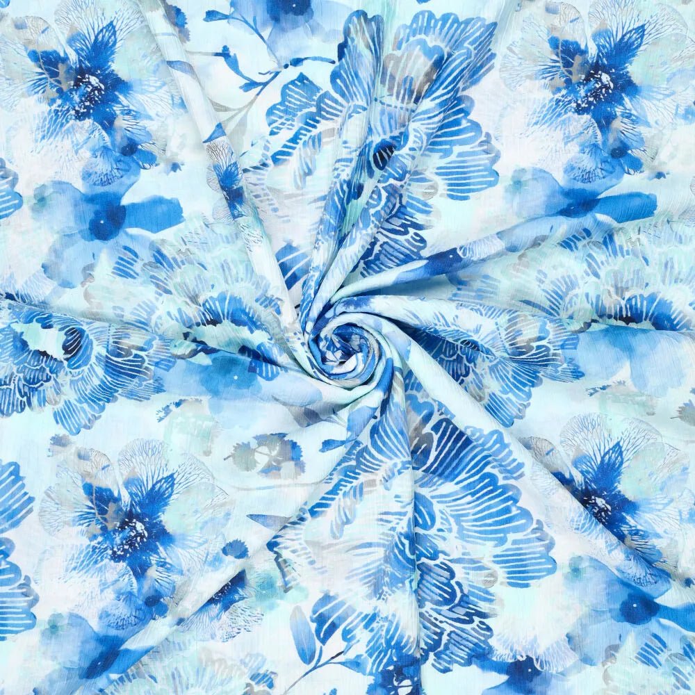 Attēls ar Viskozes audums ar burzījuma efektu - zilas puķes 145 g/m² – pieejams Šarlotes audumi