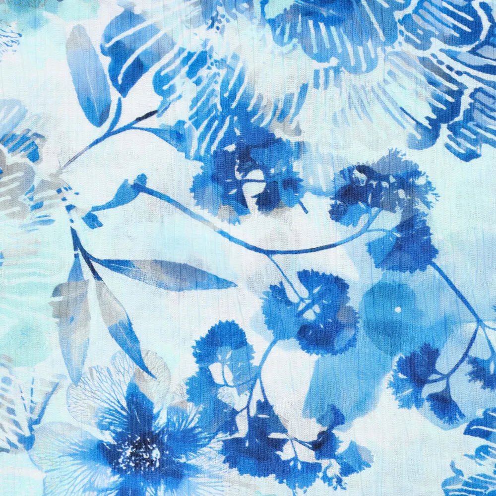 Attēls ar Viskozes audums ar burzījuma efektu - zilas puķes 145 g/m² – pieejams Šarlotes audumi